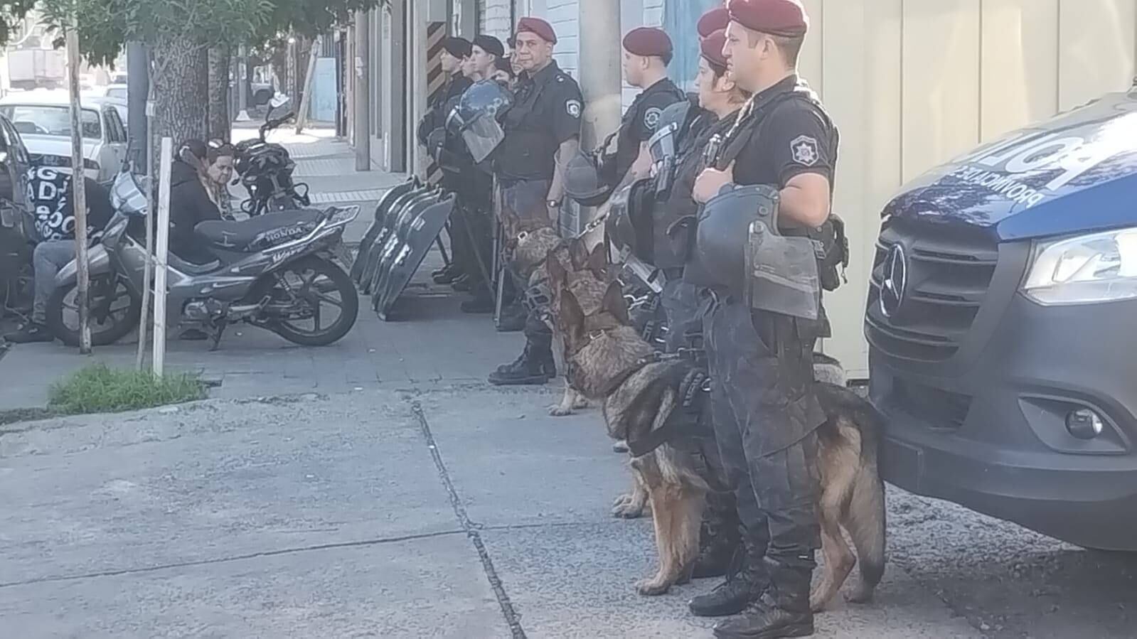 La policía llevó perros adiestrados para la búsqueda.