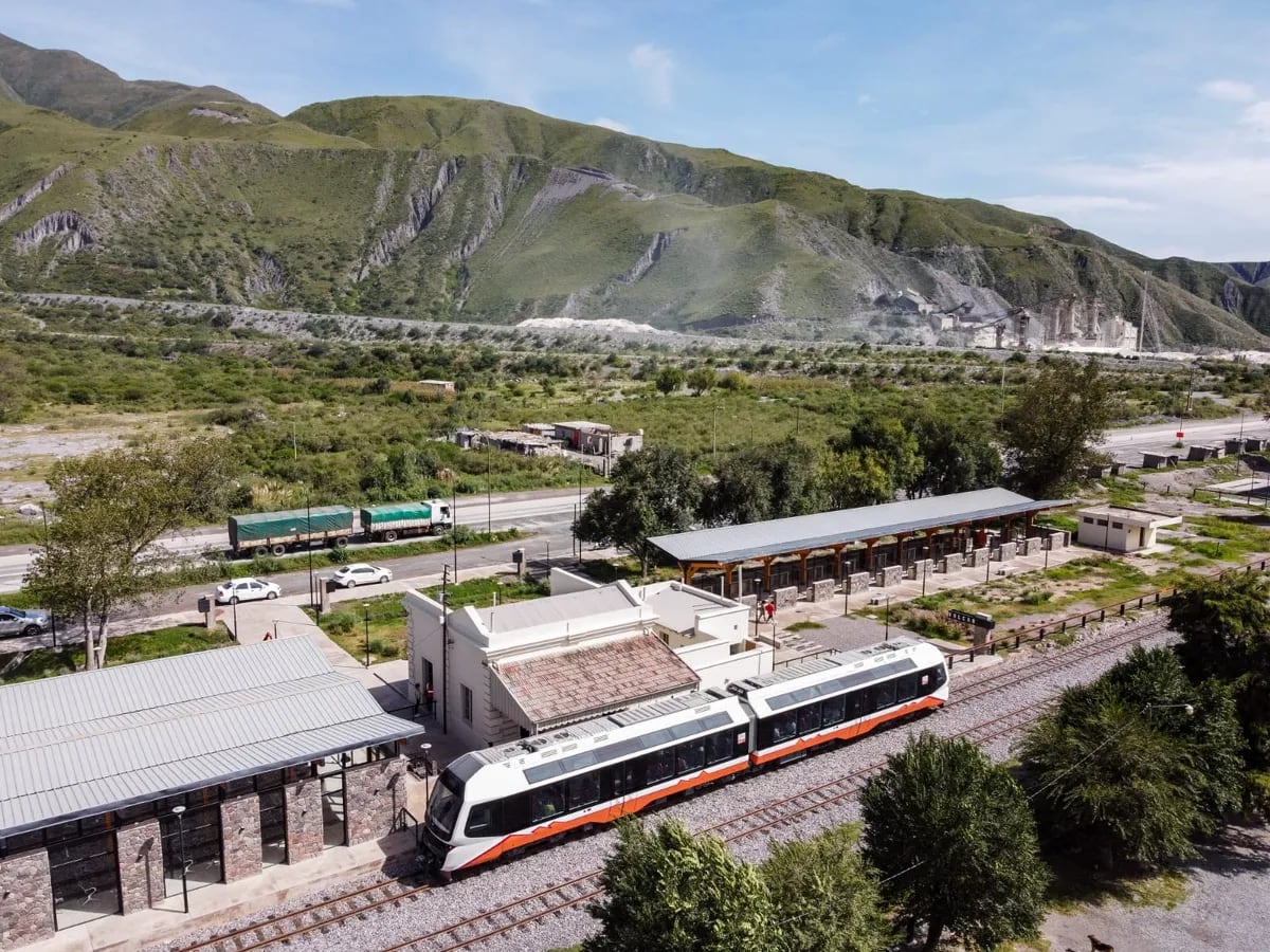 El Tren Solar de la Quebrada aguarda la campanada de partida, en la estación Volcán, a 42 km de San Salvador de Jujuy.