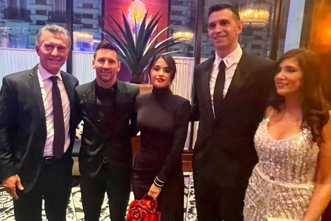 Macri, Messi, Antonela Roccuzzo, "Dibu" Martínez y Mandinha. (Foto / Twitter)