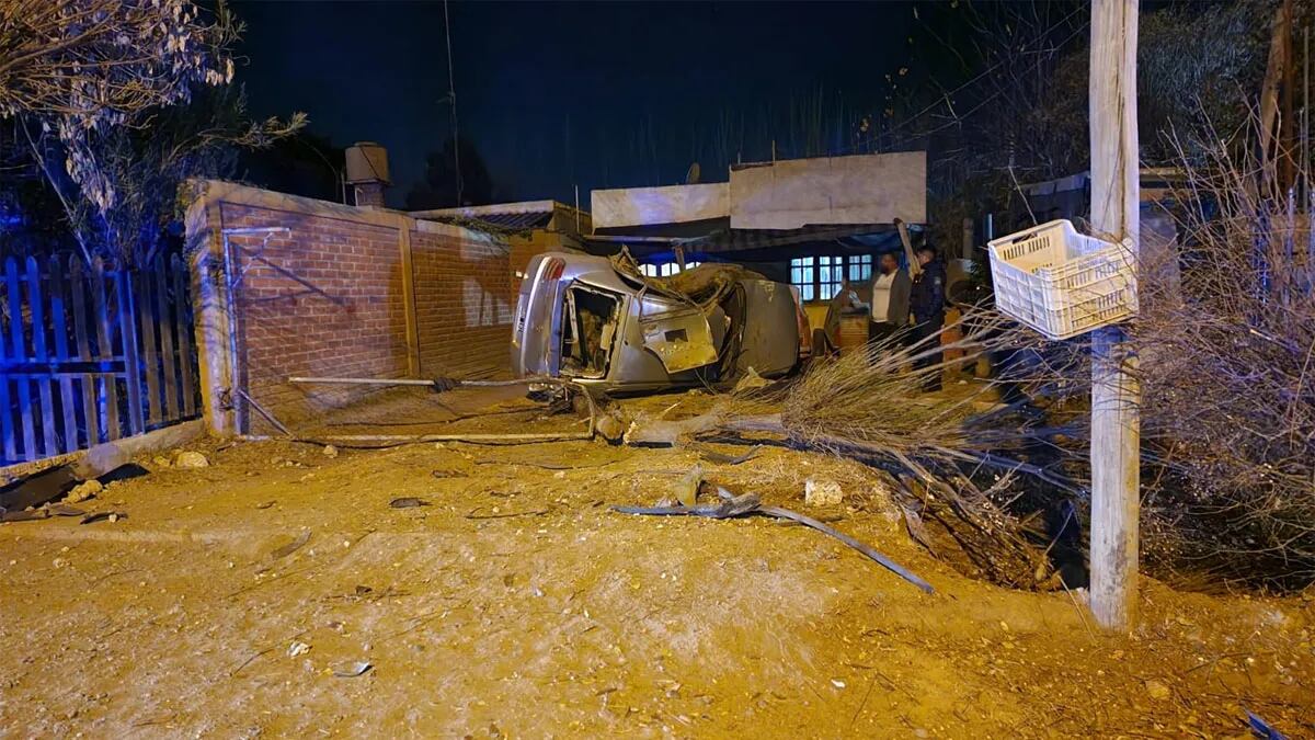 Impactante accidente en Mendoza: dos mujeres chocaron contra un árbol, salieron despedidas del auto y una de ellas murió