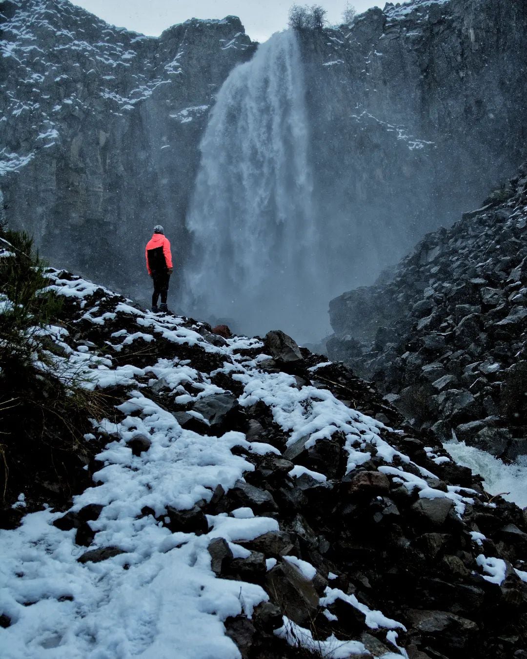 La Cascada La Fragua en Neuquén nevada.