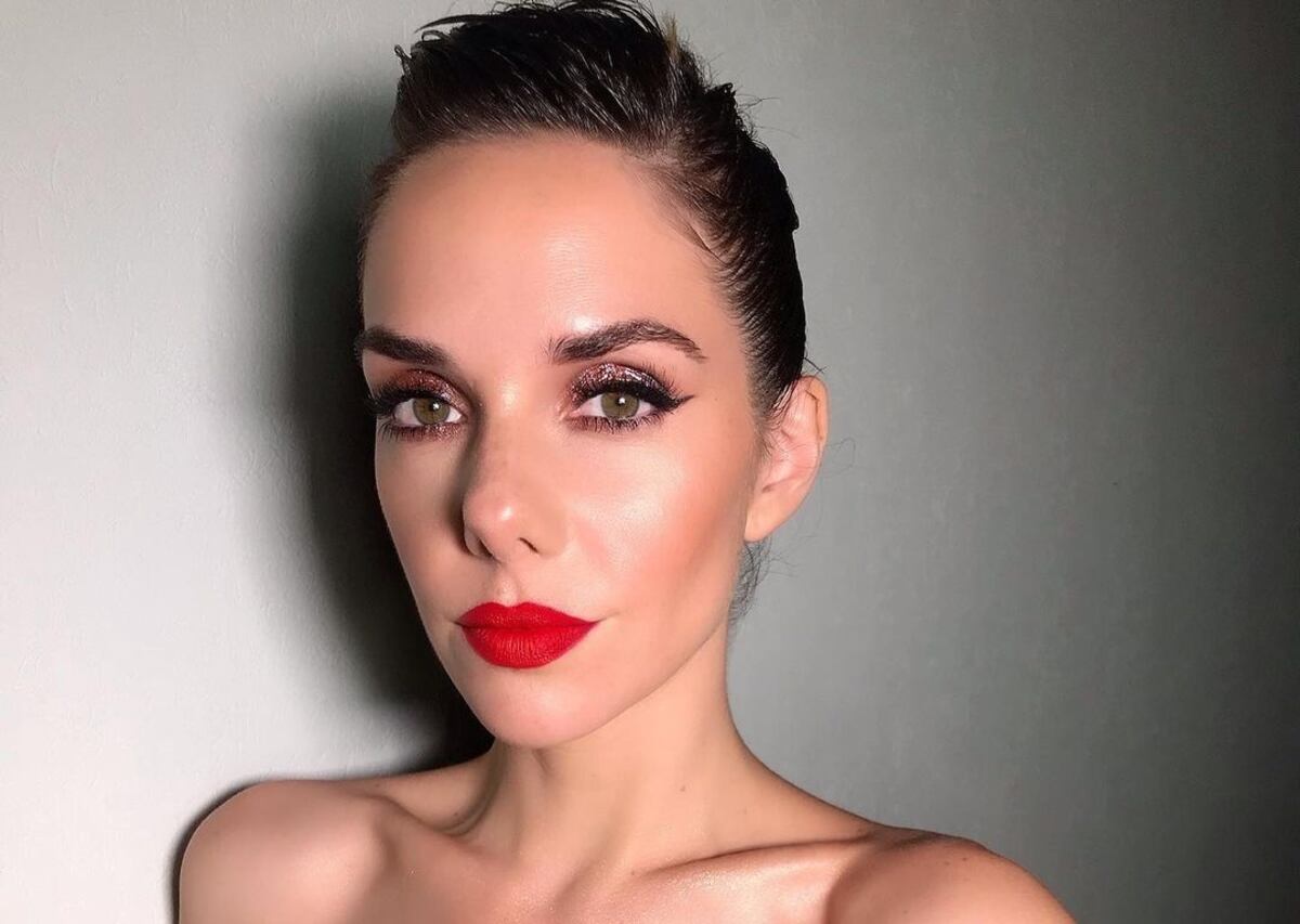 Julieta Nair Calvo sorprendió a sus seguidores con un impactante look: “De brillos y plumas”