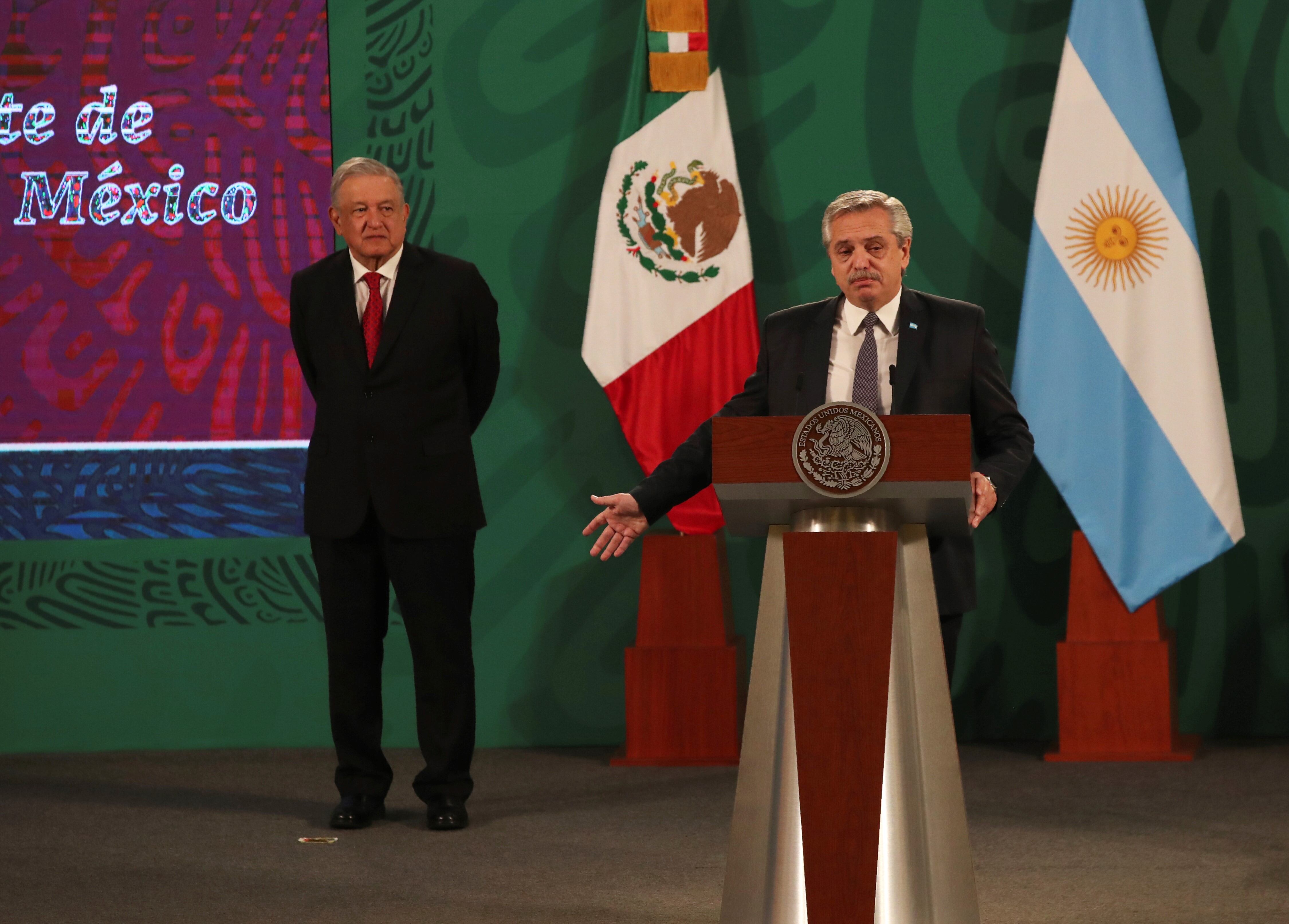 El presidente Alberto Fernández ofrece una conferencia de prensa junto a su par mexicano, Andrés Manuel López Obrador. (AP/Marco Ugarte)