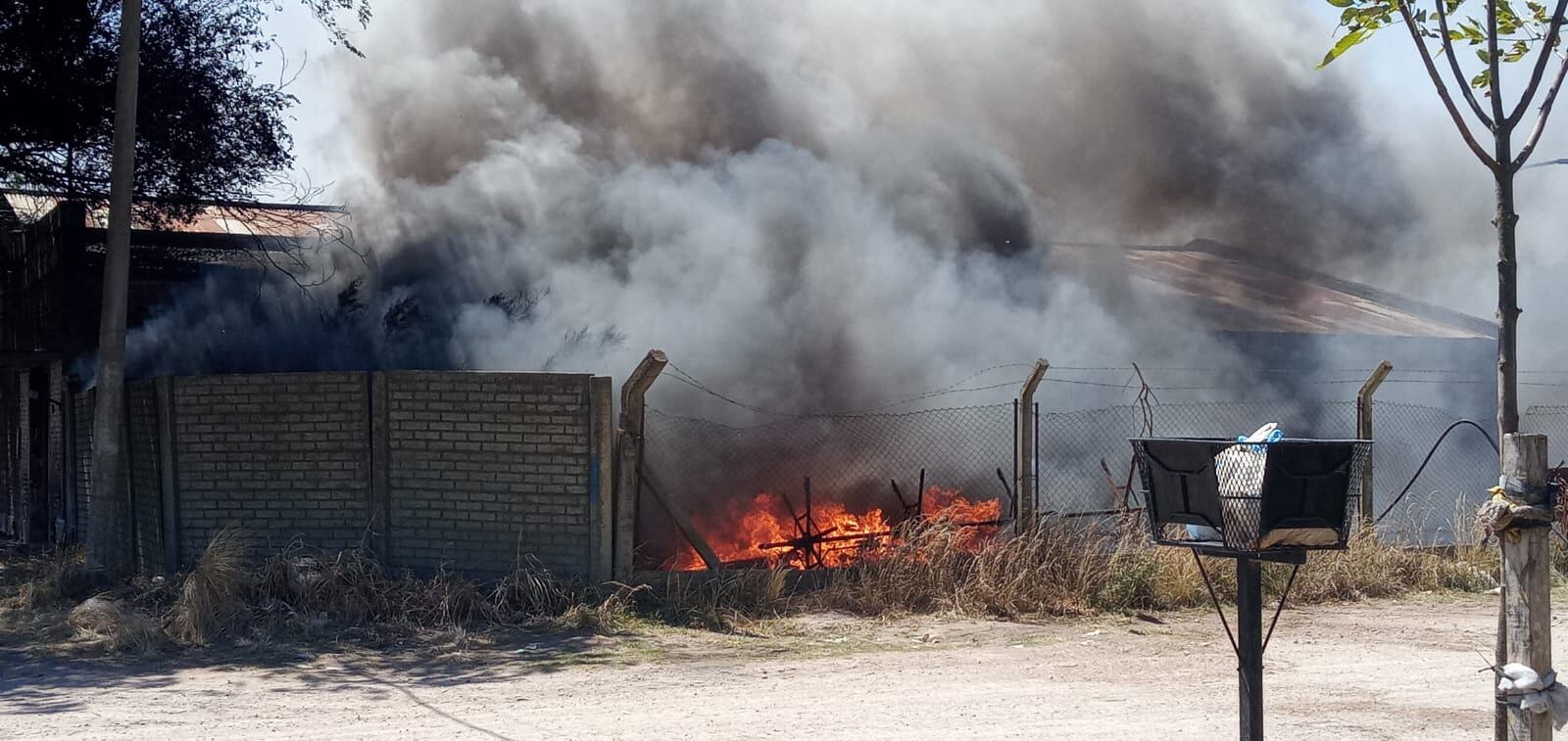 Incendio en una gomería en calle Chaco y Av. Caseros