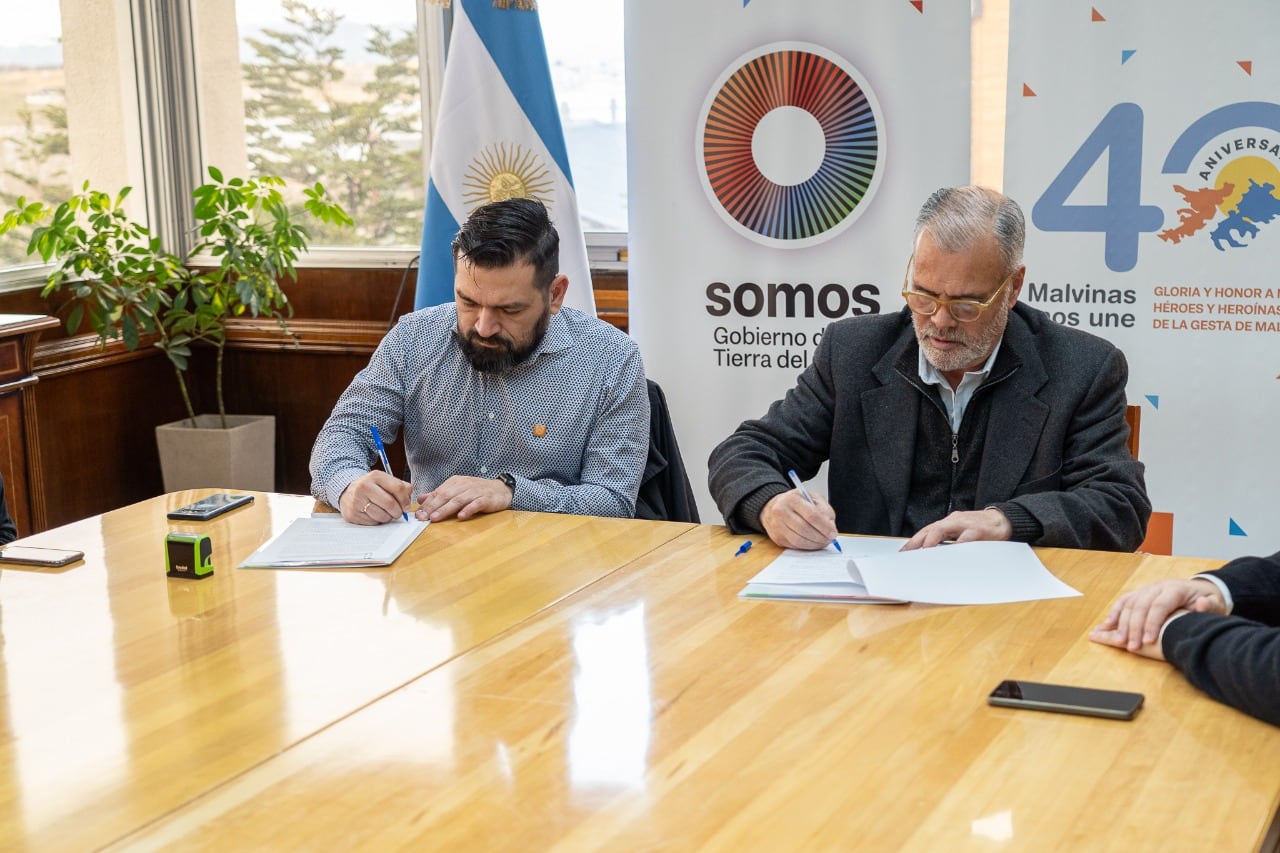 Ministro de Desarrollo Humano,  Marcelo Maciel, junto al secretario de Niñez Adolescencia y Familia de la Nación, Gabriel Lerner. Casa de Gobierno de Tierra del Fuego.