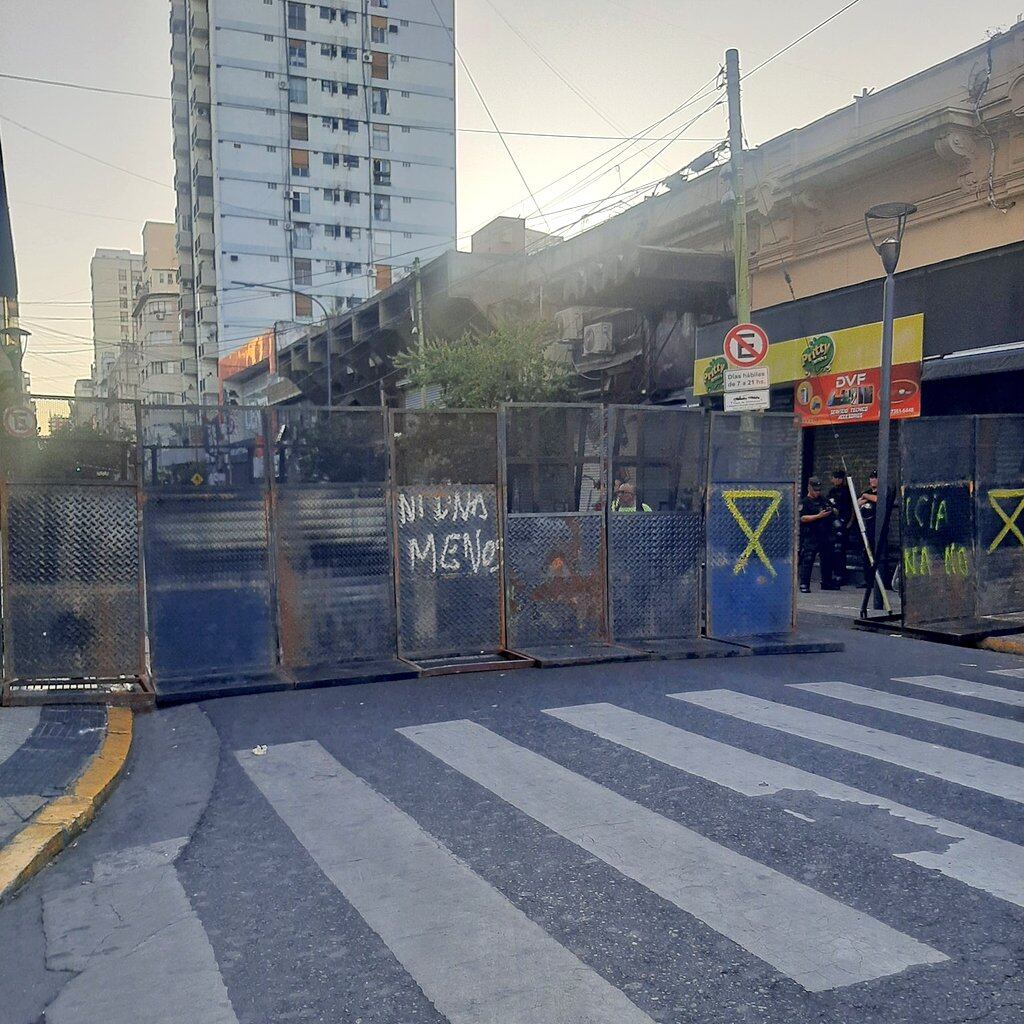 Conflicto con manteros: vallas en la zona de Once.