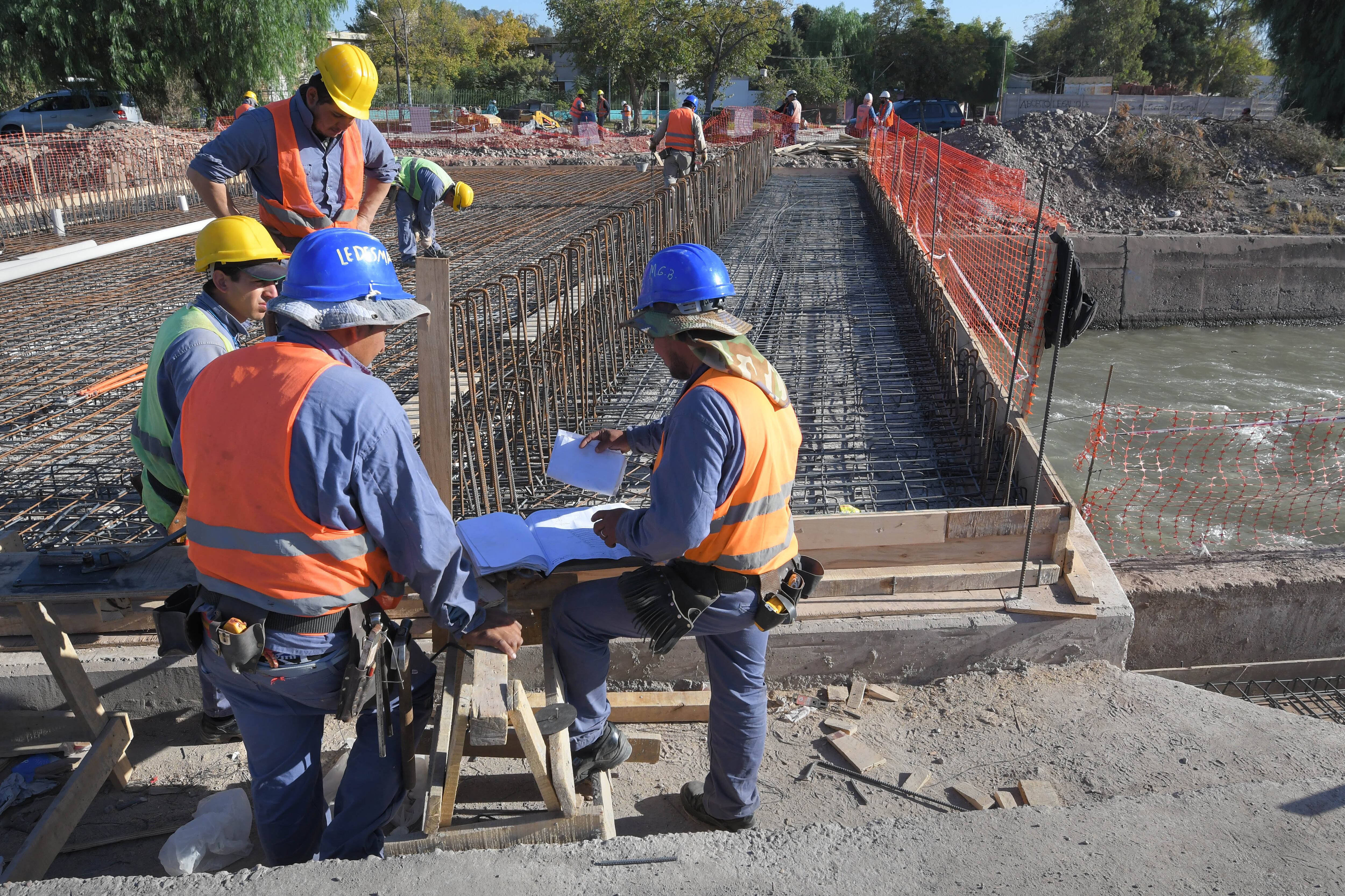  Mendoza 09 de Abril de 2019  Sociedad
Construccion de un puente sobre el Canal Cacique Guaymallen, para unir la Calle Bajada de Arrorrabes (de Capital) y Lavalle ( de Guaymallen)
los obreros y trabajadores de la construccion trabajan en el hormigonado del puente y las adyacencias.
obra trabajador trabajadores albañil oficio empleo empleados 
Foto: Orlando Pelichotti /  Los Andes 