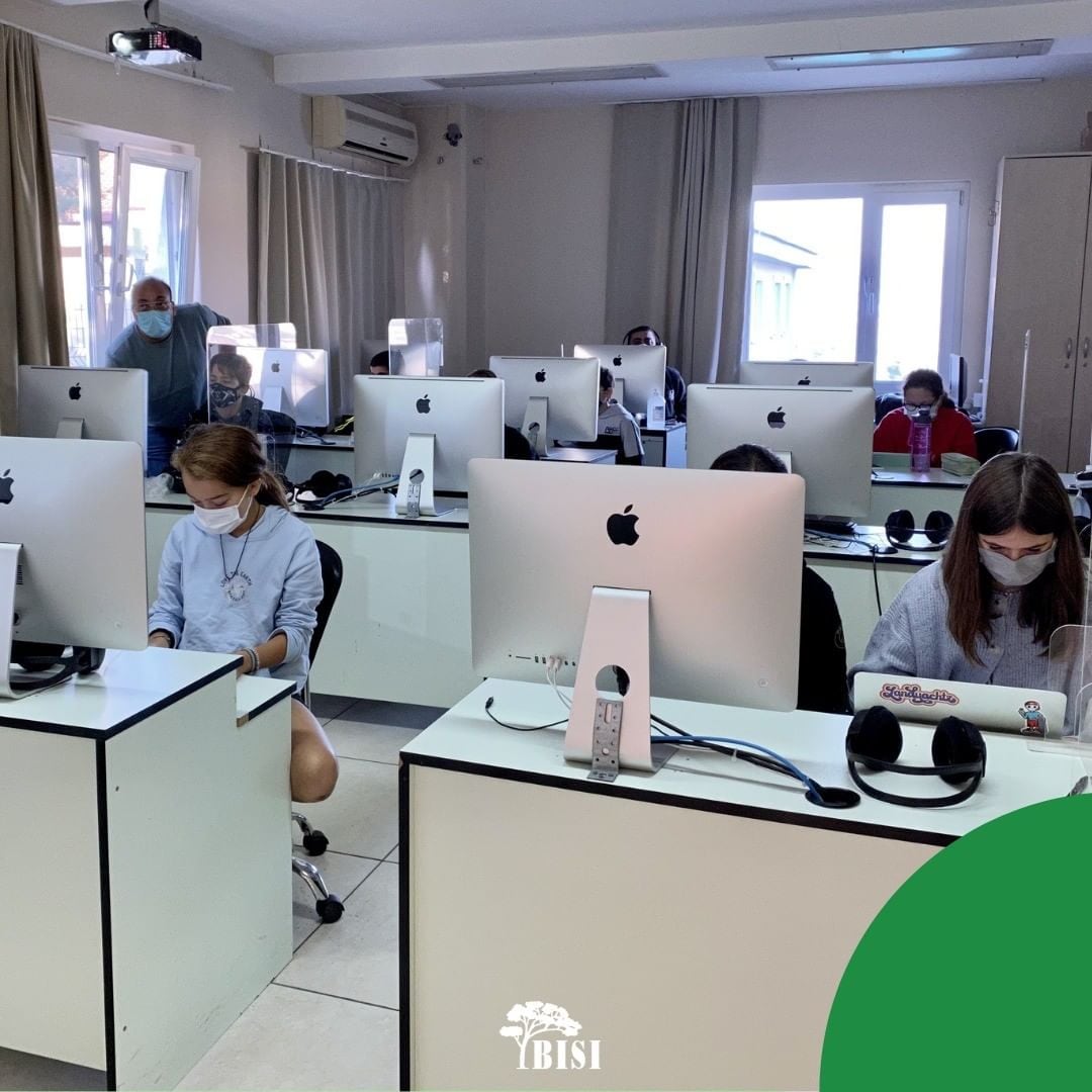 Las computadoras para las clases, todas marca Apple