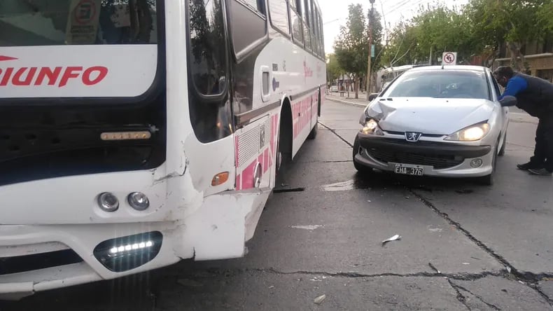 Un Peugeot chocó con un colectivo de la Red Tulum en un peligroso cruce.