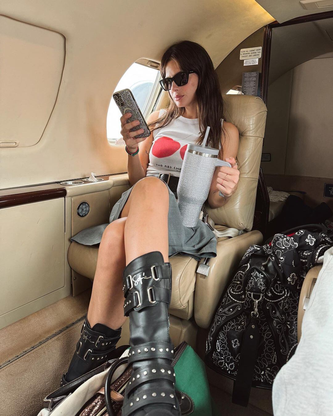 La China Suárez posó para Instagram desde un avión privado y la compararon con Wanda Nara