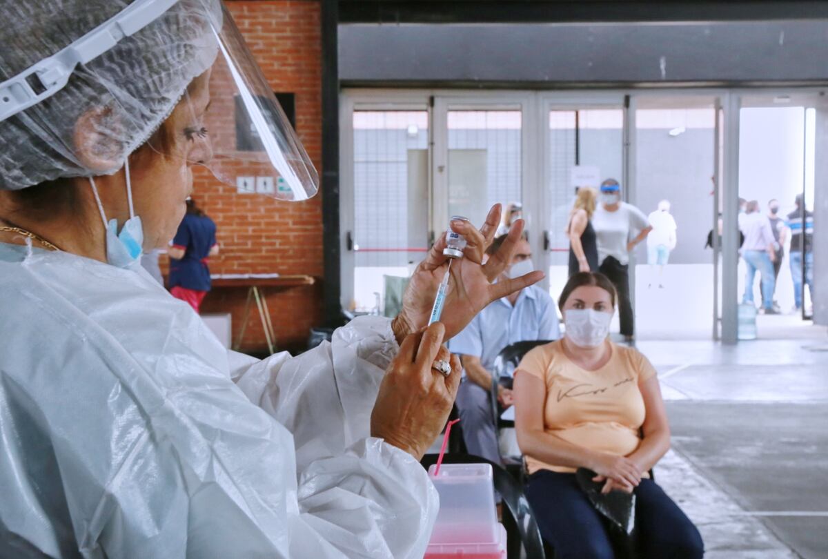 Cuándo terminarán de vacunar contra el coronavirus a médicos en Santa Fe