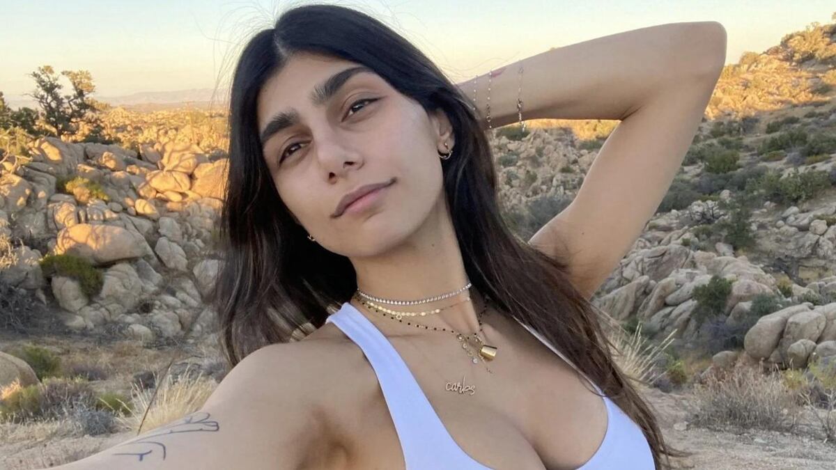 Mia Khalifa encandiló la noche de Milán con un minivestido dorado y botas encharoladas