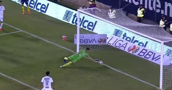 Momento que el balón ingresa al arco por una acción involuntaria el arquero mendocino Esteban Andrada, en el empate 1-1 de los rayados de Monterrey ante San Luis.