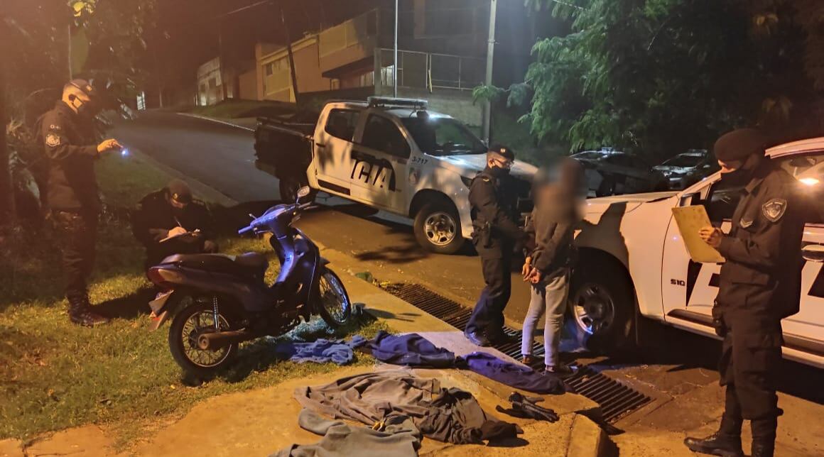 Fueron detenidos tras robar una moto y quedar grabados en cámaras de videovigilancia. Policía de Misiones