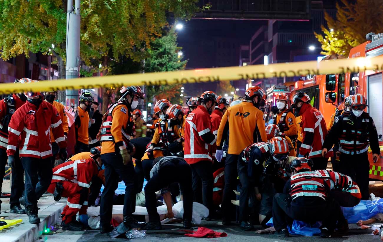 Socorristas y bomberos trabajando en la escena de la estampida fatal en Seul, Corea del Sur, durante celebraciones de Halloween, el sábado, 29 de octubre del 2022. 