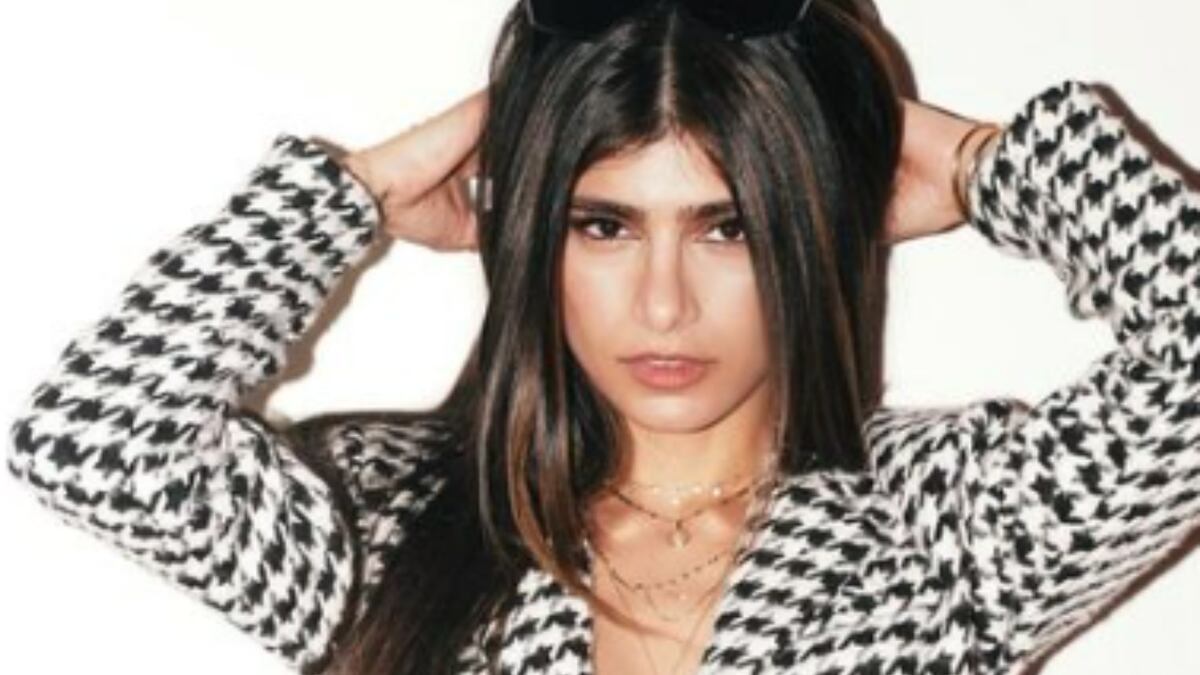 Desde París, Mía Khalifa jugó con la censura en Instagram y lució un vestido de transparencias