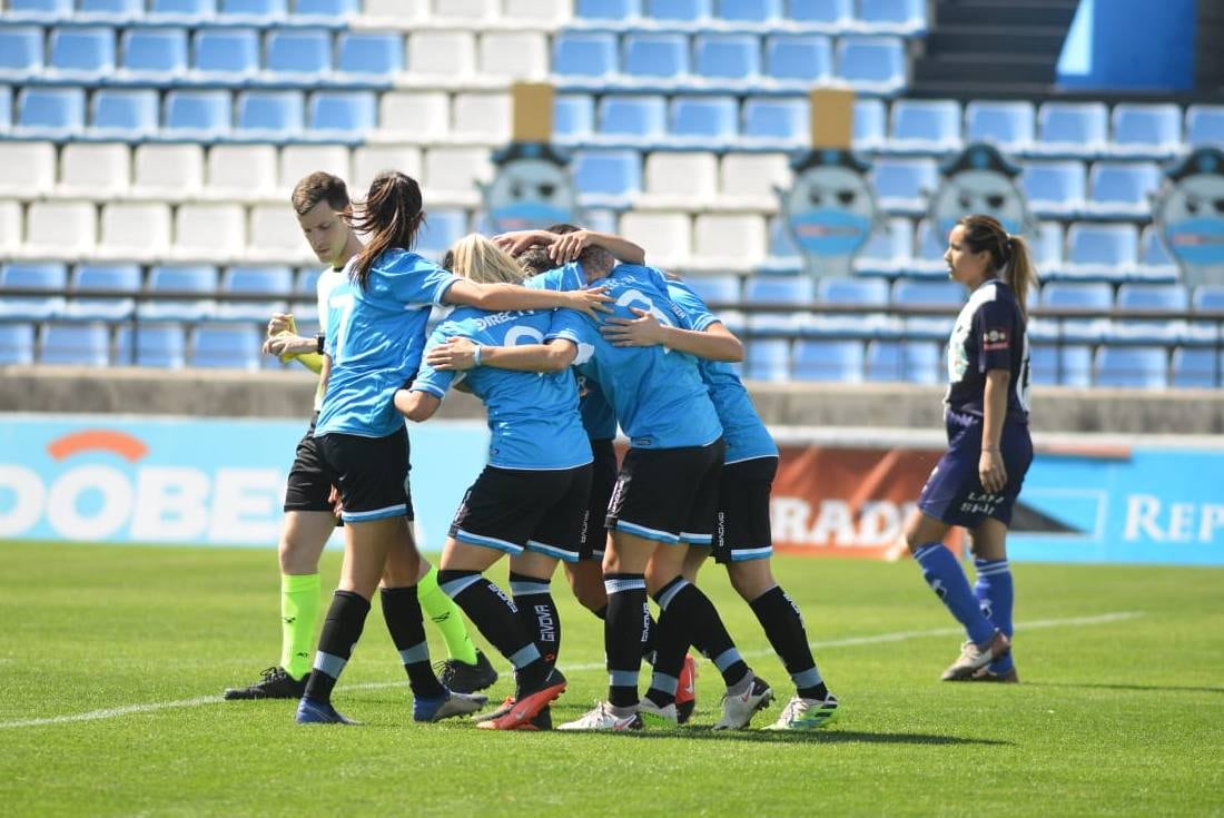 Belgrano festeja uno de sus goles ante Lamadrid (José Hernández / La Voz)