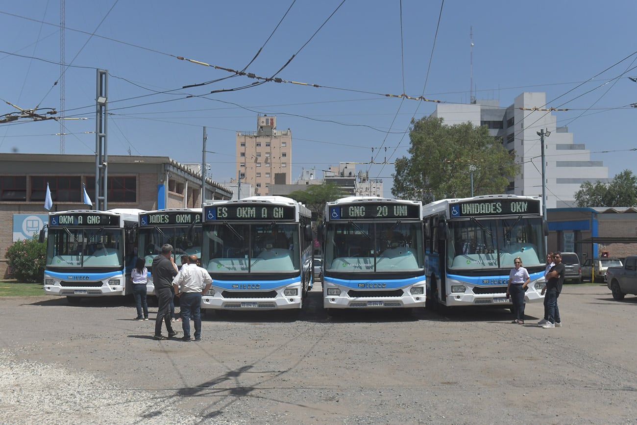 Daniel Passerini presenta los nuevos ómnibus a GNC en la Tamse de barrio General Paz. (Ramiro Pereyra / La Voz )