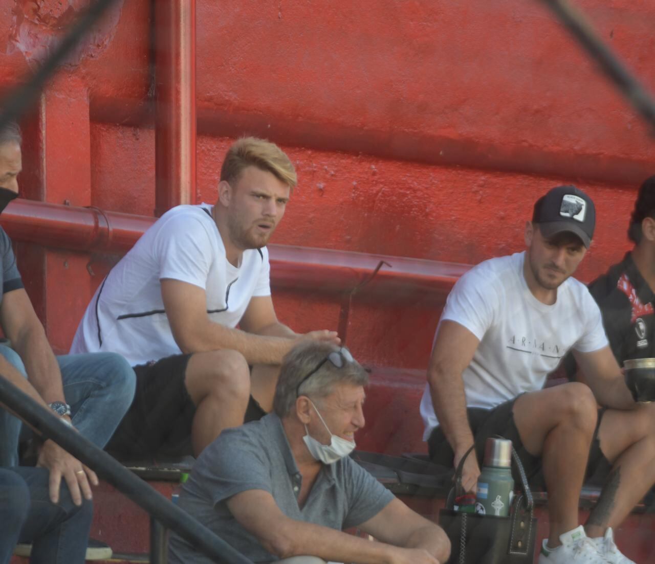 El Tanque Lucas Beltrán, juvenil delantero de River surgido en La Agustina, vio el partido cerca del presidente Tito Castoldi.