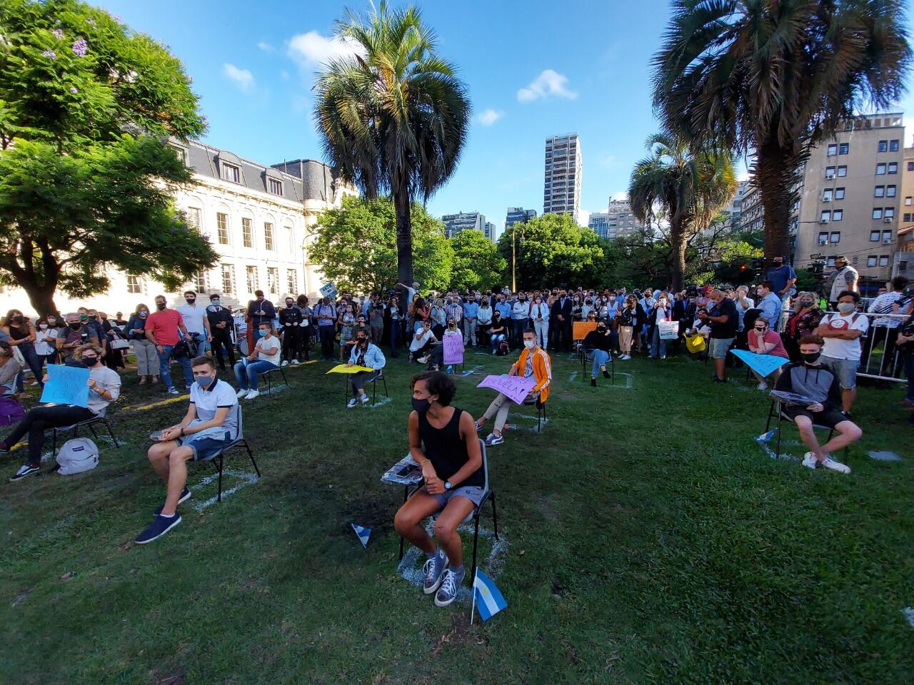 Bajo la consigna #VolvamosALaEscuela Juntos por el Cambio organizó una clase pública sobre derecho constitucional en educación y posterior conf. de prensa los presidentes partidos que integran JXC. (Foto: Clarín)