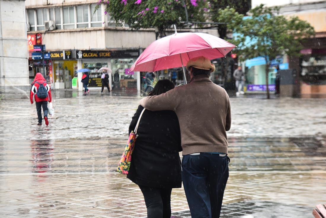 Día frío y lluvioso en el centro de Córdoba. 