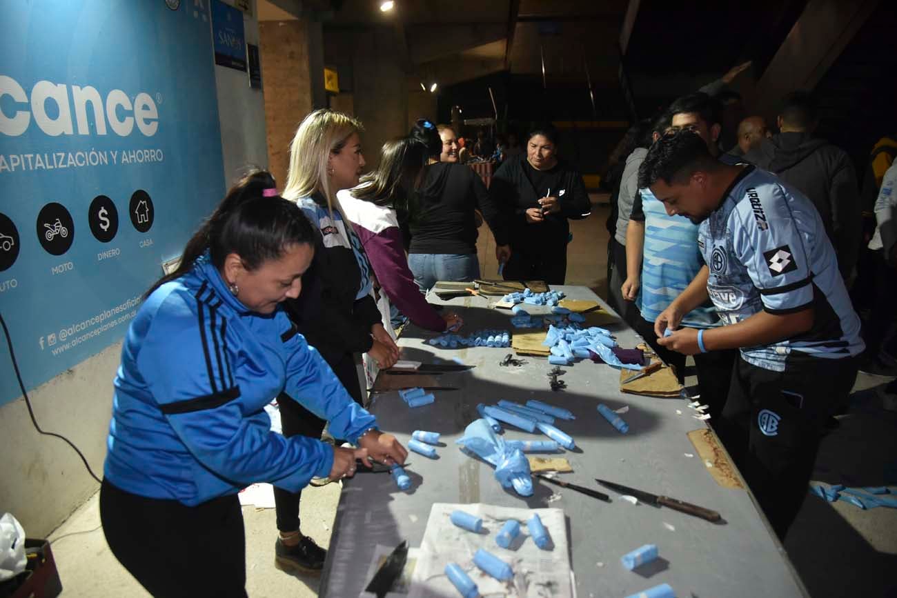 Socias y socios de Belgrano trabajan en el recibimiento para el equipo de cara al clásico con Talleres, en el Gigante de Alberdi. (Facundo Luque / La Voz)