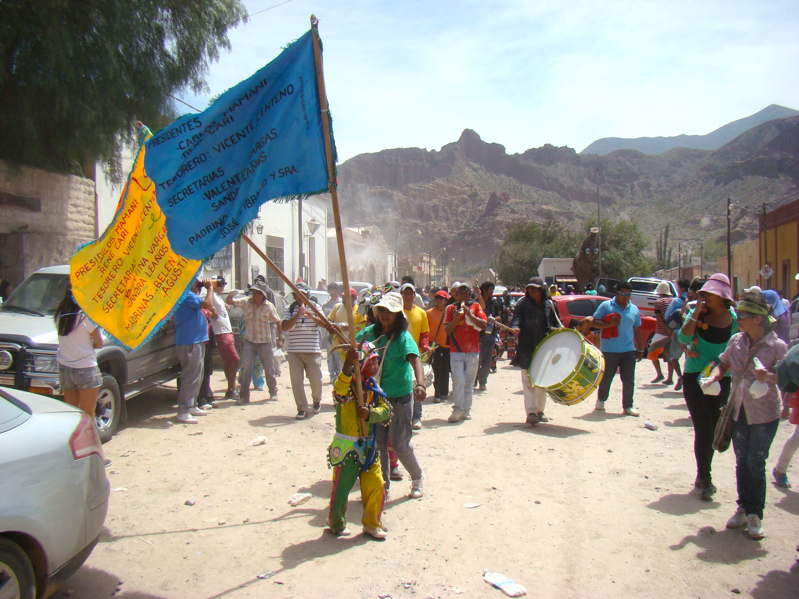 Durante los días de carnaval, en los pueblos de la Quebrada de Humahuaca las comparsas recorren las calles invitando a vecinos y turistas a sumarse espontáneamente al alegre festejo.