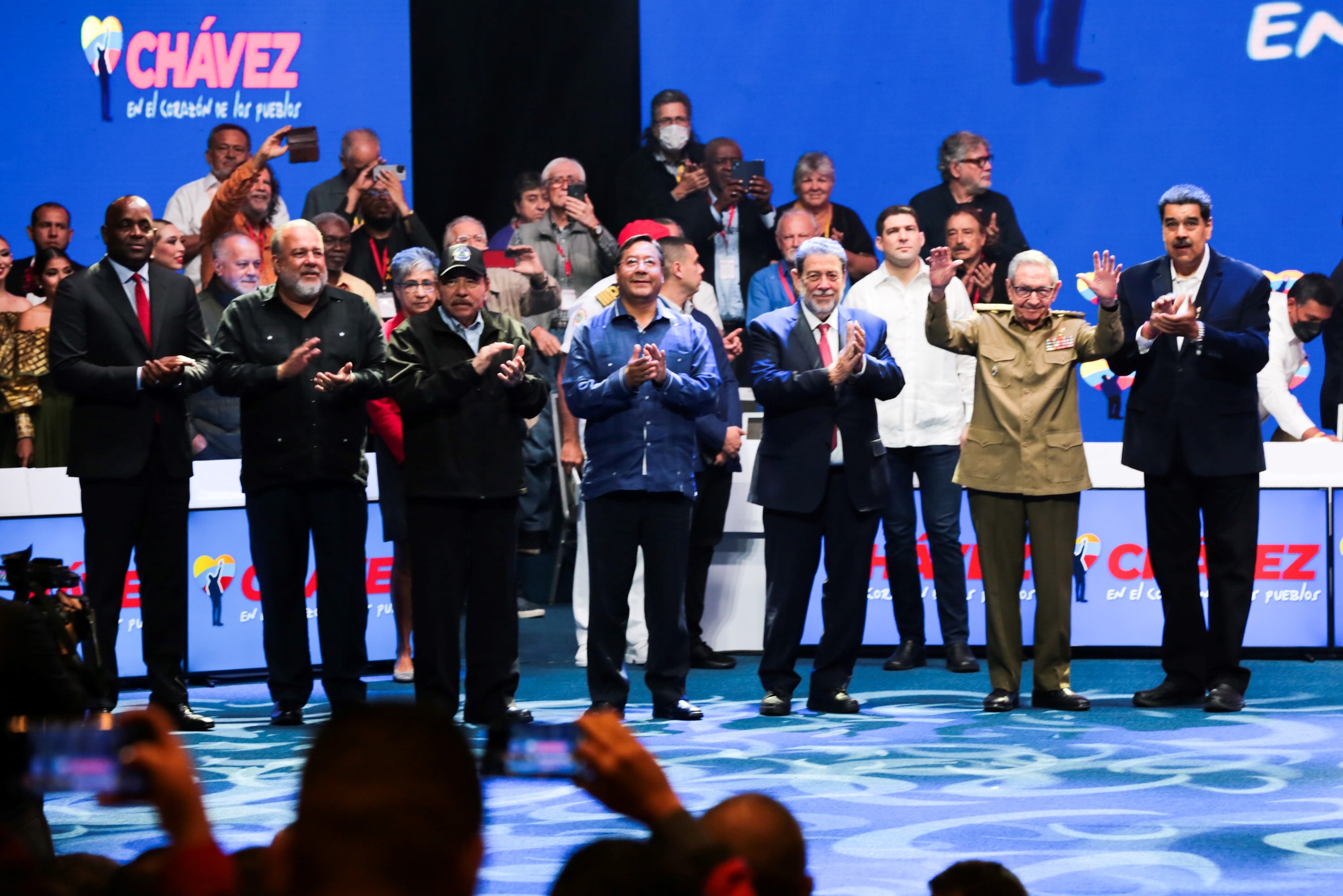 Fotografía cedida por prensa de Miraflores durante la clausura del "Encuentro Mundial por la Vigencia del Pensamiento Bolivariano del Comandante Chávez en el siglo XXI" este 5 de marzo en Caracas.