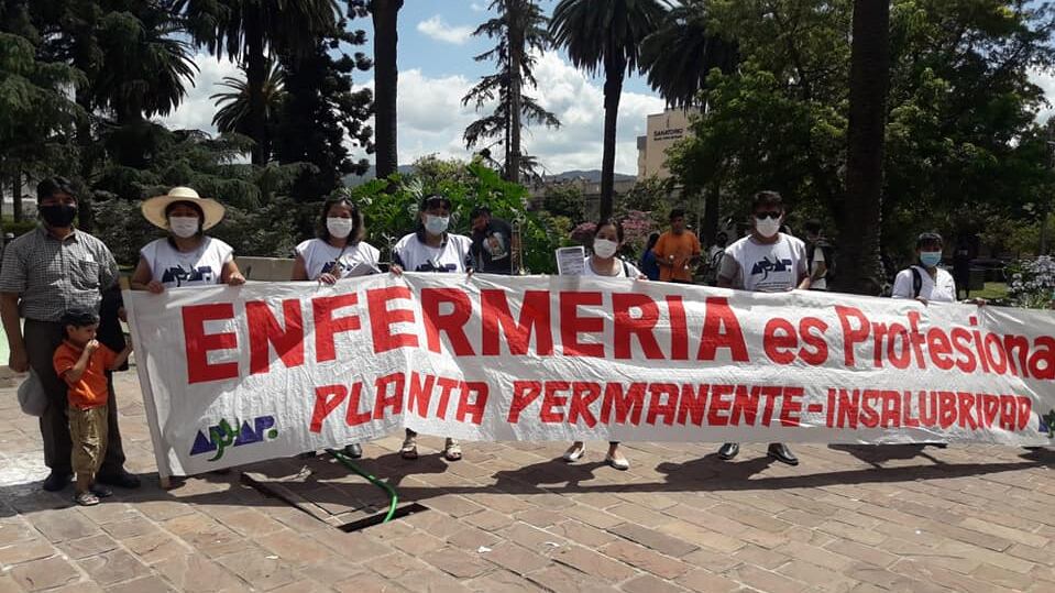 Una pancarta que refleja el reclamo de los trabajadores de enfermería nucleados en APUAP.