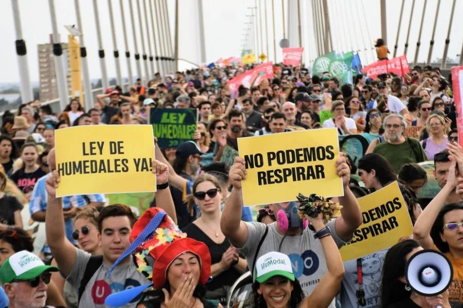 La marcha llegó hasta la mitad del puente a Victoria para protestar contra las quemas en las islas.