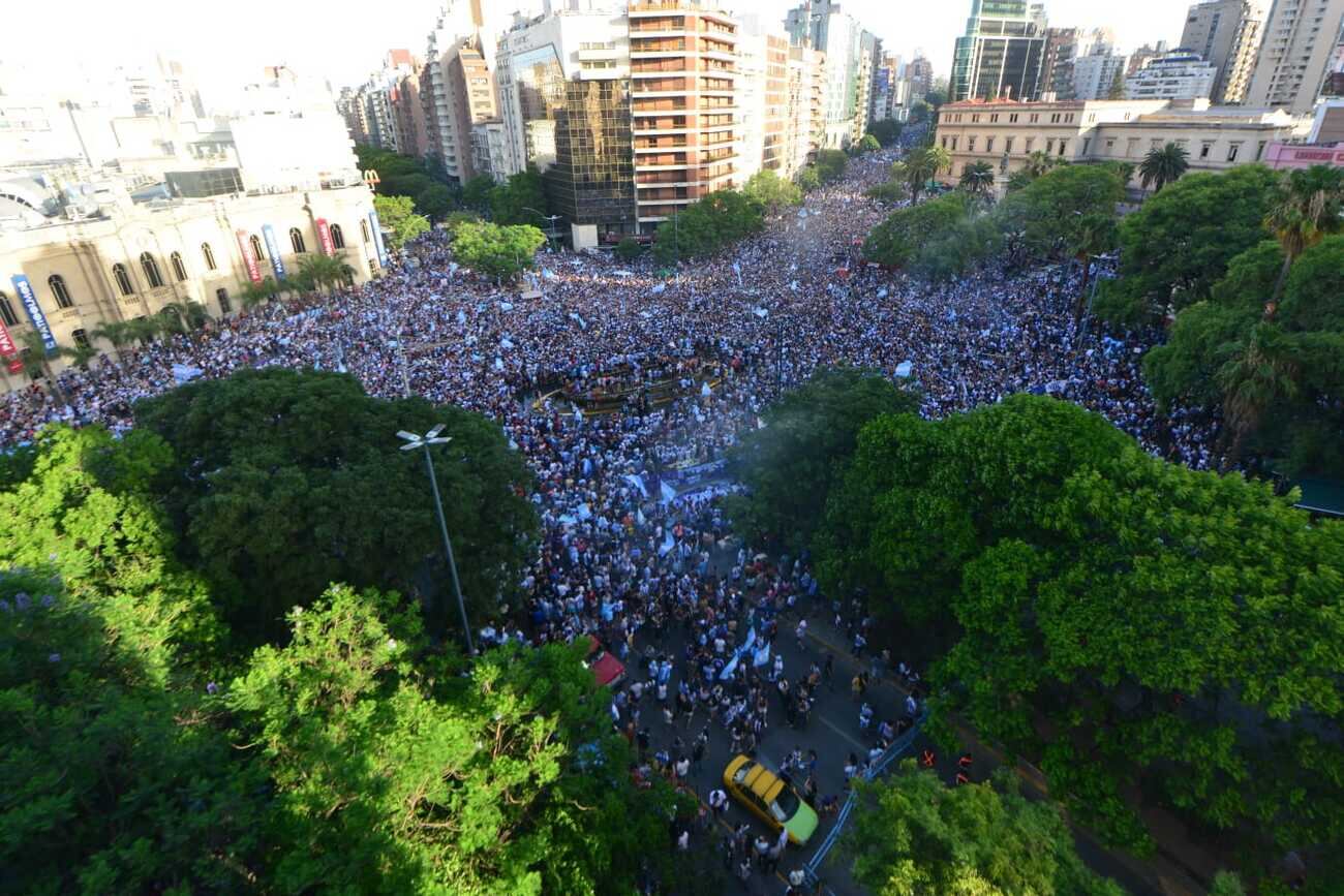 Festejos en el Patio Olmos por el pase de la selección Argentina a la final.