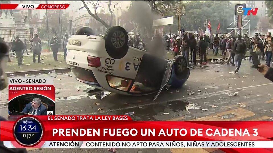 Incendiaron un auto de Cadena 3 en Buenos Aires.