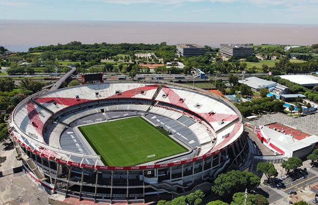 El Estadio Monumental renovó su césped durante la pandemia.