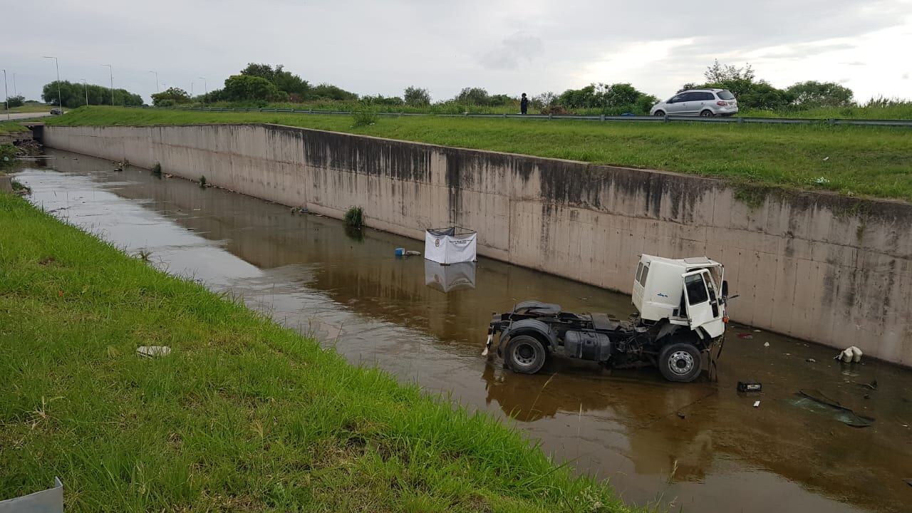 El camionero salió despedido de la caja del vehículo.