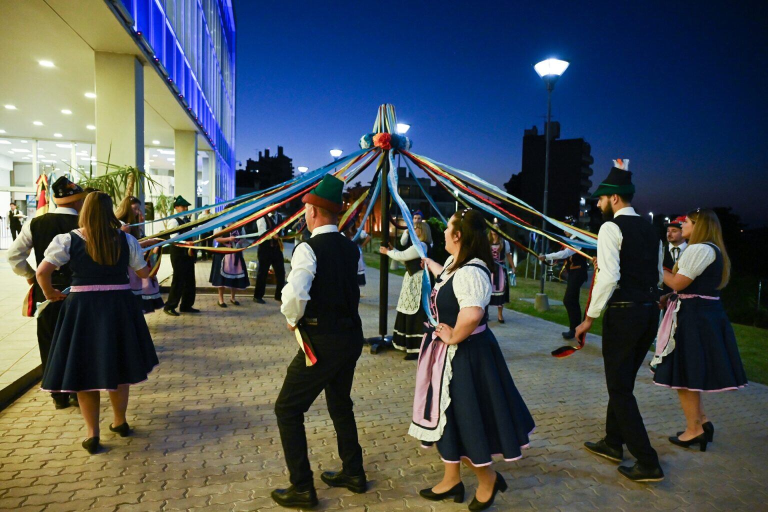 El grupo de baile Edelweiss de la ciudad de Crespo acompañó la presentación del libro con sus bailes típicos.