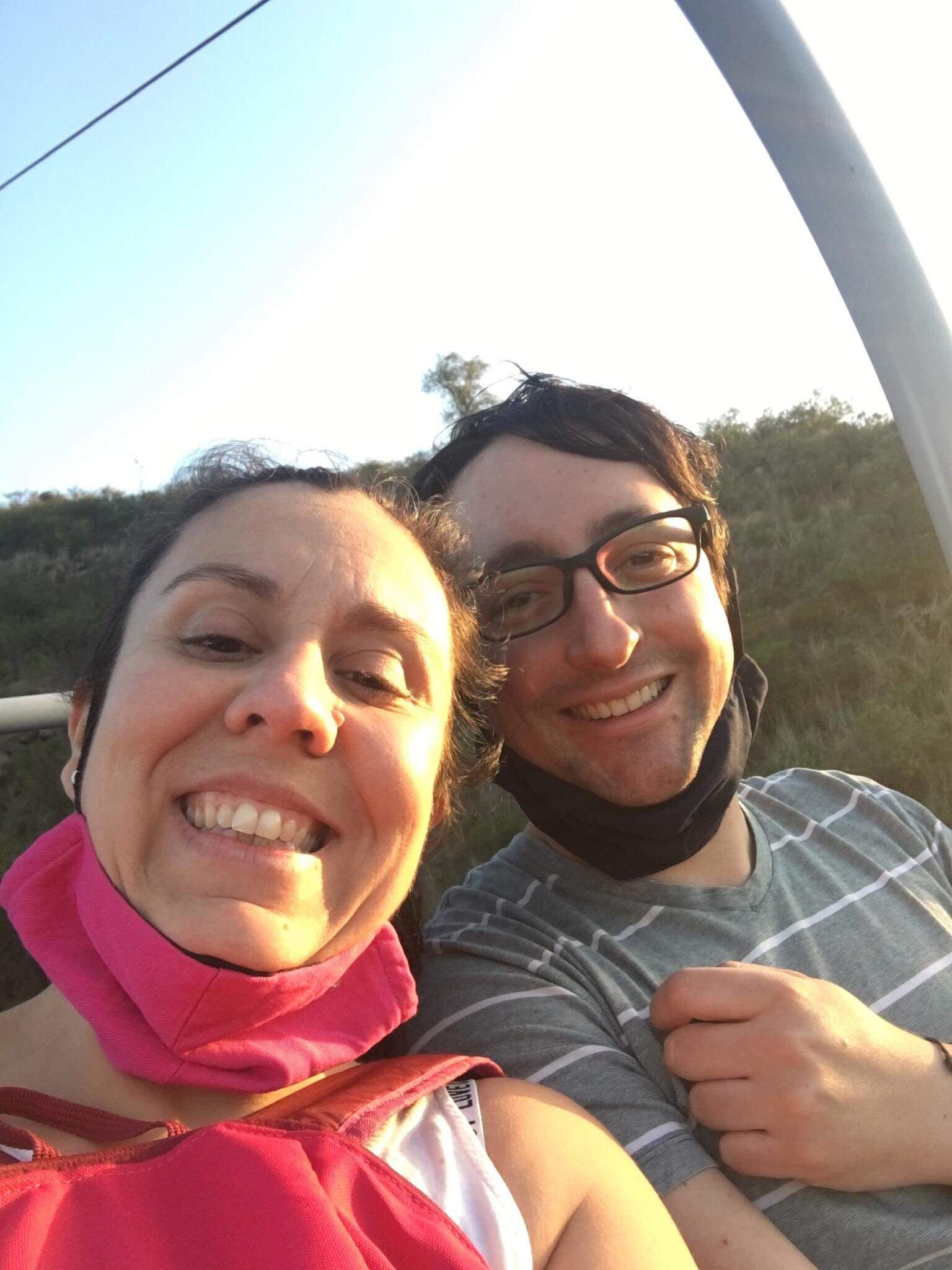 María Emilia y Javier, a pocos días de estar ya instalados en Carlos Paz. Visitando el Complejo Aerosilla.