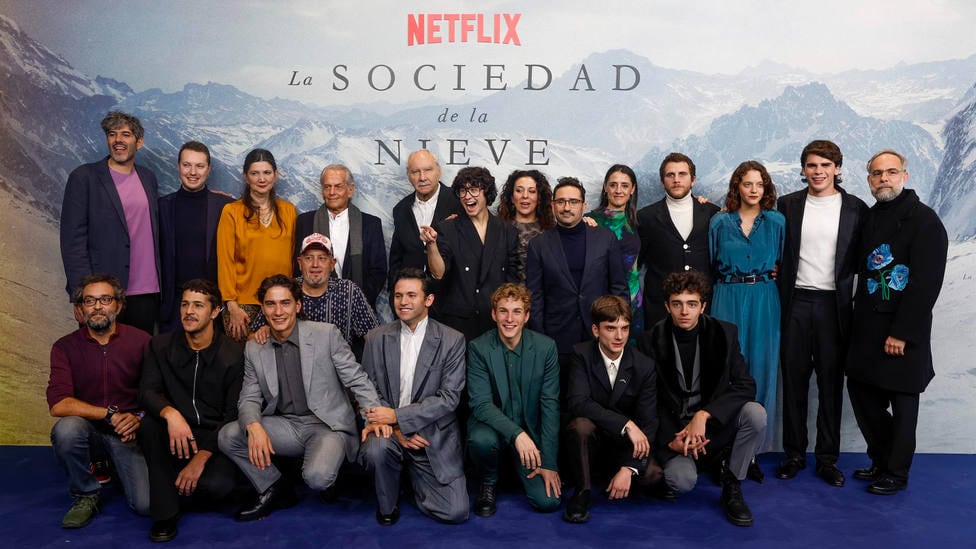 Santiago junto a todo el equipo en el estreno de la película.