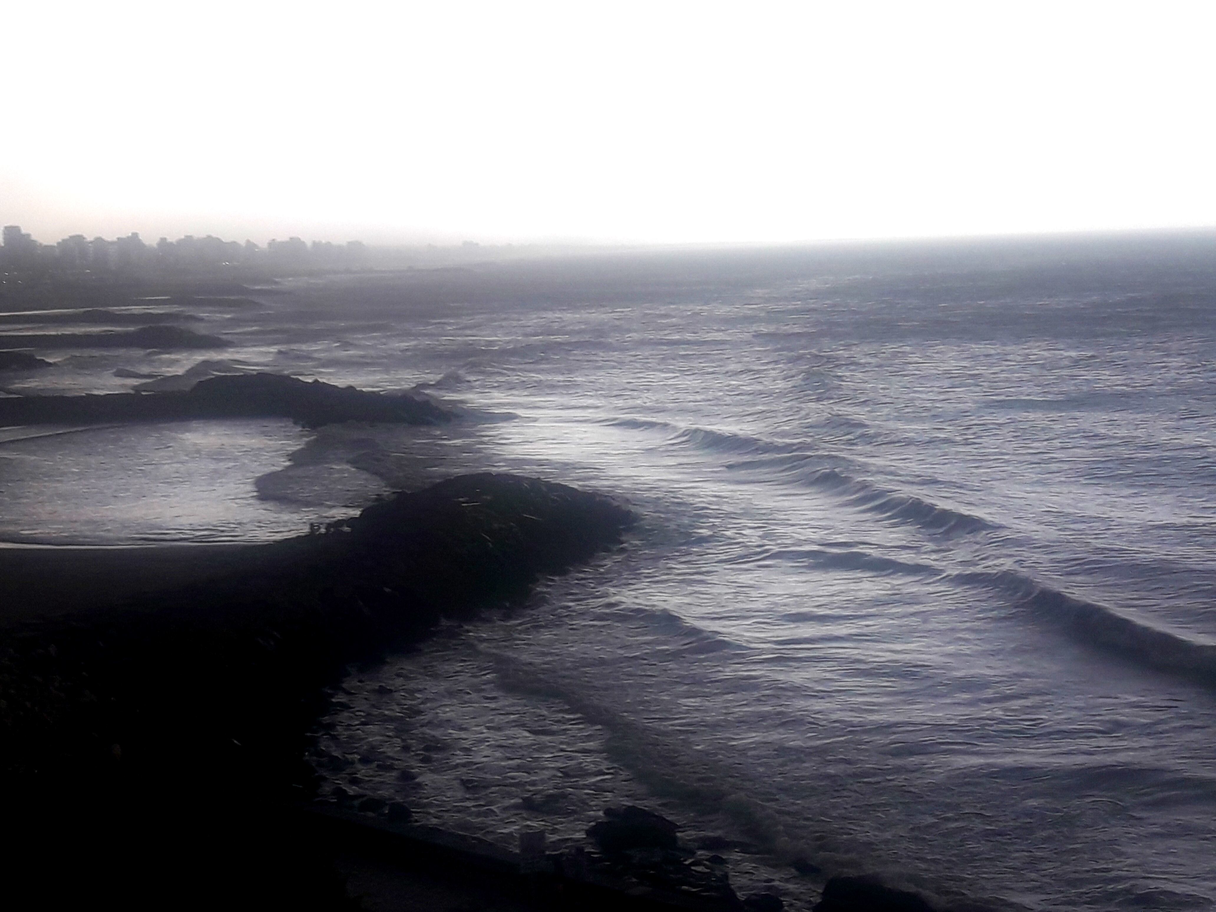 El mal clima en la Costa Atlántica incluye temperaturas inferiores a los 5°C, pero desde el SMN informan que irán aumentando.