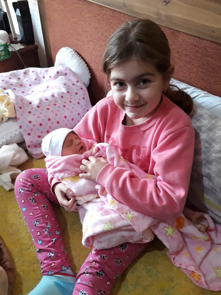 Juli recibió a su hermana Emilia durante el Aislamiento en Arroyito