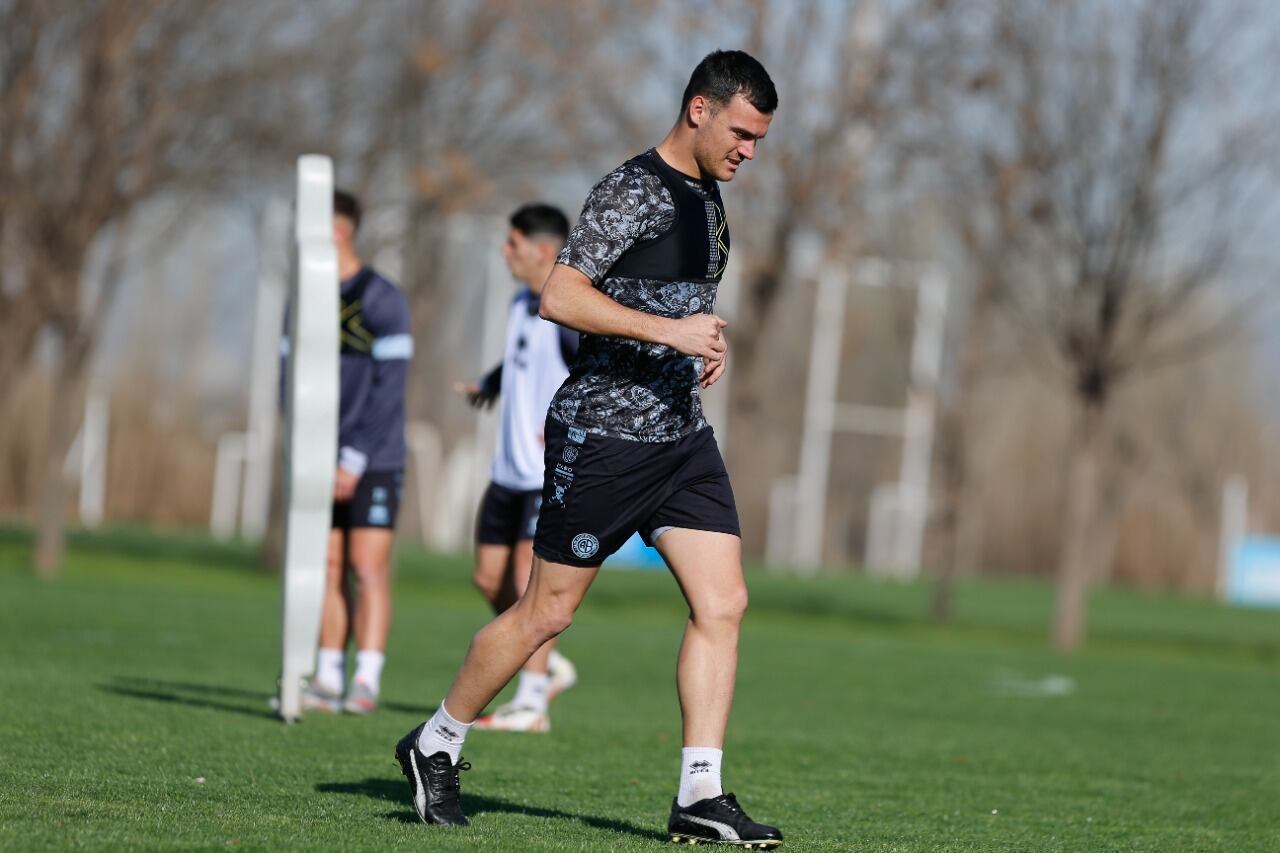 Francisco Oliver fue titular ante Arsenal y sufrió un grave lesión ligamentaria (Prensa Belgrano).