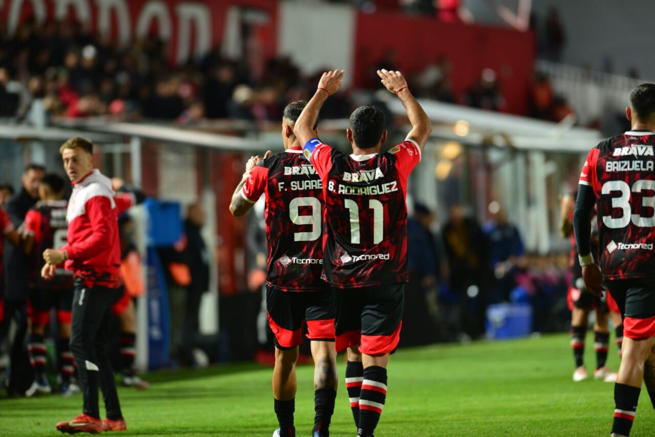 Santiago Rodríguez clavó un golazo para el 1-1 de Instituto con GImnasia, en Alta Córdoba. (Javier Ferreyra / La Voz)