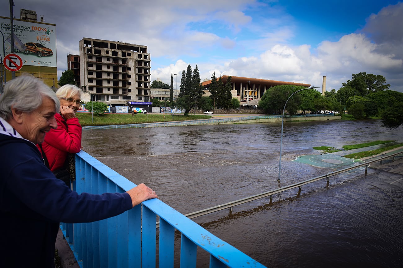 Crecida del Río Suquia por las intensas lluvias caídas en Córdoba. (José Gabriel Hernández / La Voz)