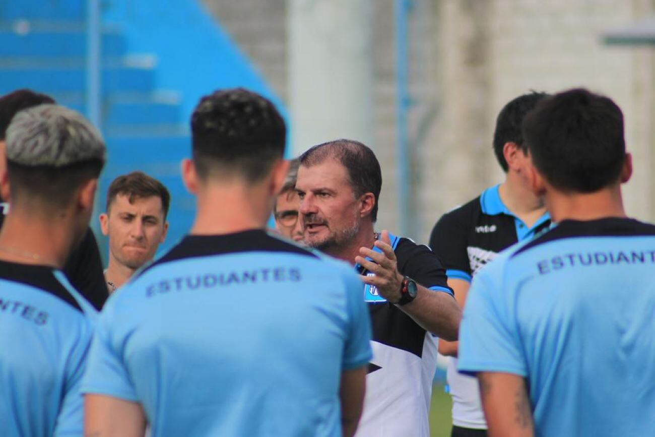 Gustavo Raggio, entrenador de Estudiantes de Río Cuarto, habló con el diario El Puntal sobre cómo afrontarán la pretemporada. (Prensa Estudiantes de Río Cuarto).