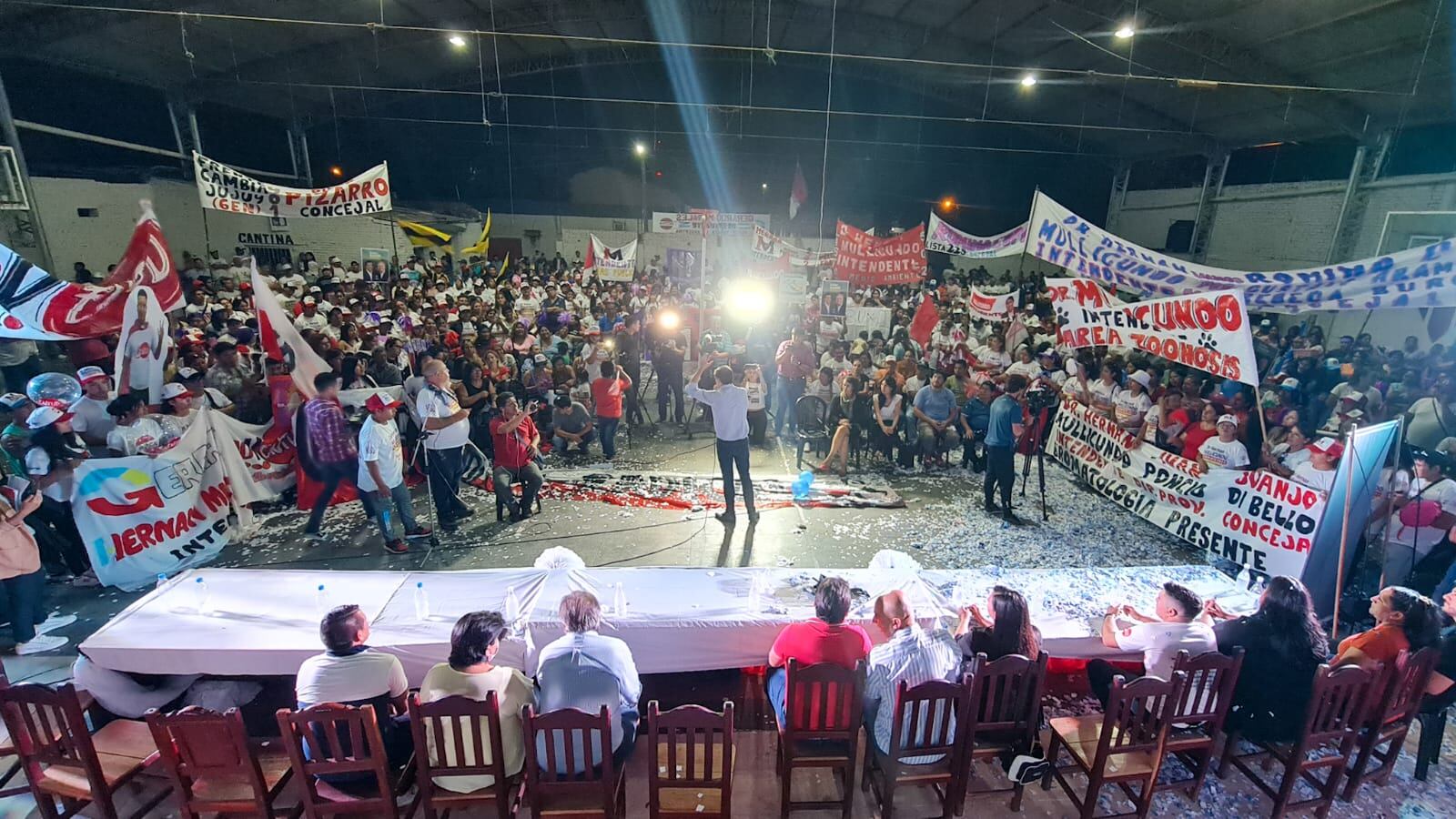 El oficialismo jujeño continúa de campaña. Esta vez la parada fue en Fraile Pintado, donde una multitud recibió a los candidatos a gobernador y vicegobernador Carlos Sadir y Alberto Bernis.