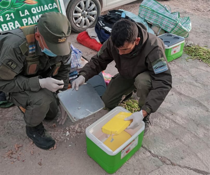 Los efectivos hallaron los "ladrillos" de cocaína en el doble fondo de las conservadoras.