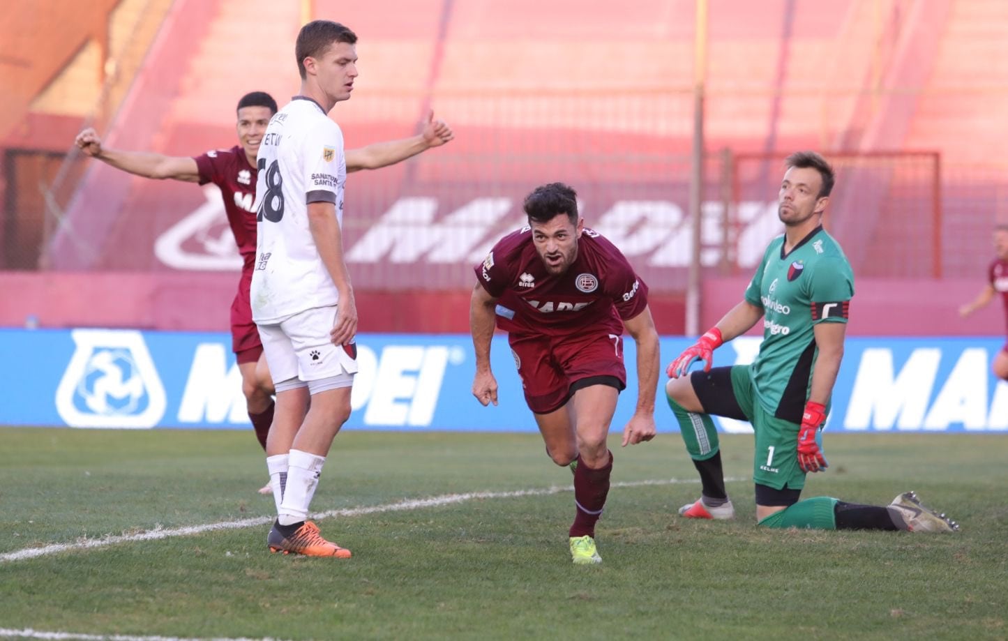 Lautaro Acosta fue el autor del gol del triunfo por 1 a 0 de Lanús ante Colón.