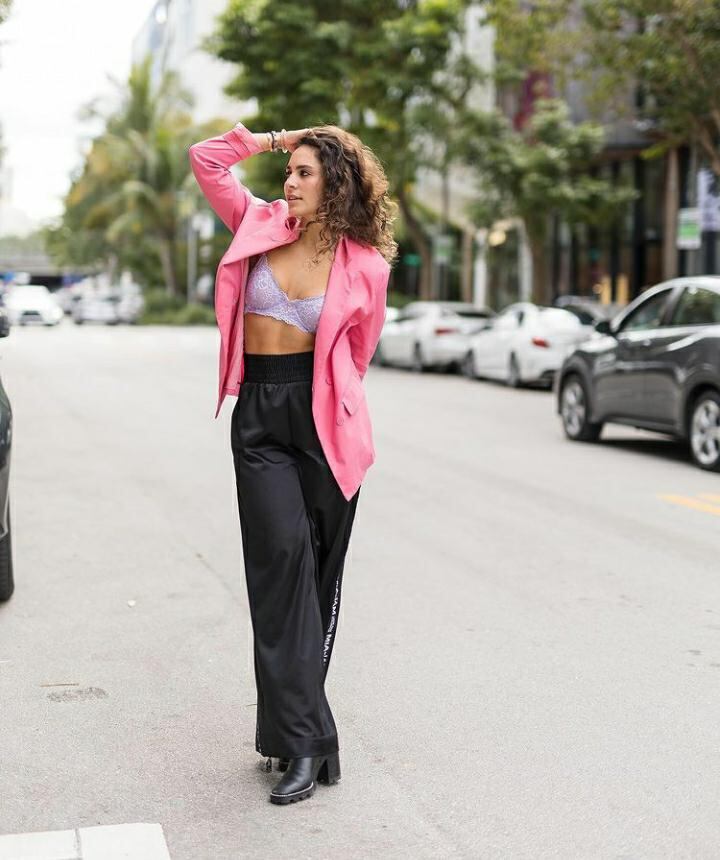 Isadora Figueroa posando en la calle