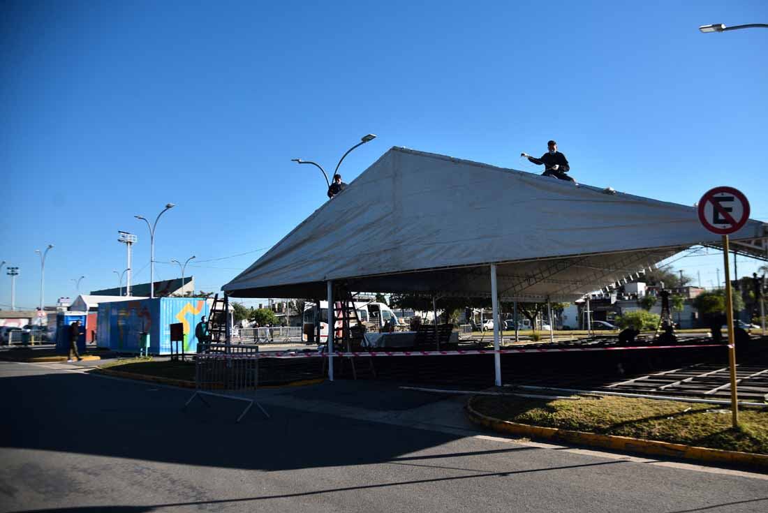 Armado de carpa prehospitalaria  en el hospital Príncipe de Asturias de Villa El Libertador. (Pedro Castillo/La Voz)