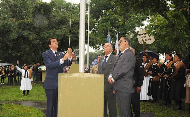 El gobernador Carlos Sadir al momento e izar la Bandera nacional, escoltado por el juez de la Suprema Corte de Justicia de Jujuy, Marcelo Jenefes; y el intendente capitalino Raúl Jorge.