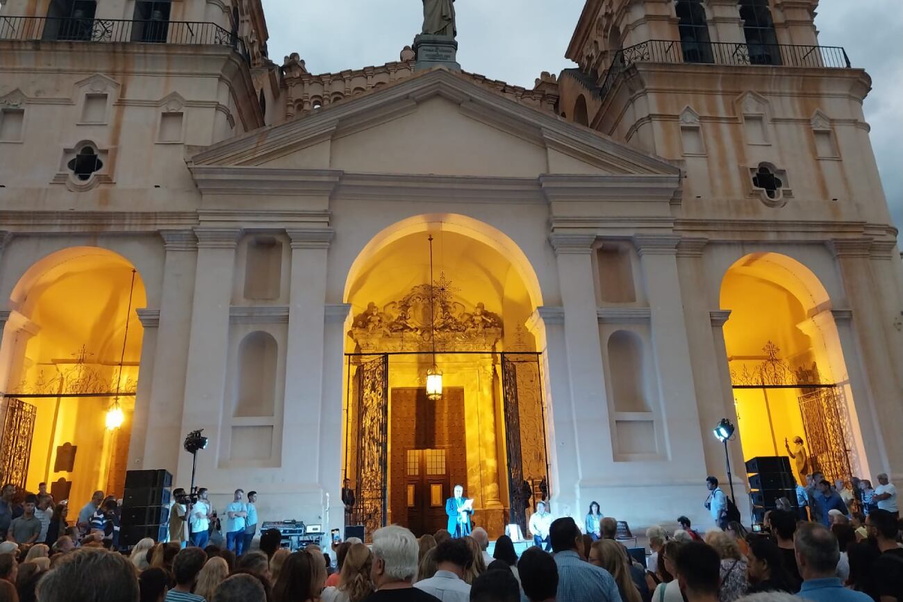 La Catedral de Córdoba, este lunes por la tarde, en la movilización contra la droga y la violencia. (Javier Ferreyra)